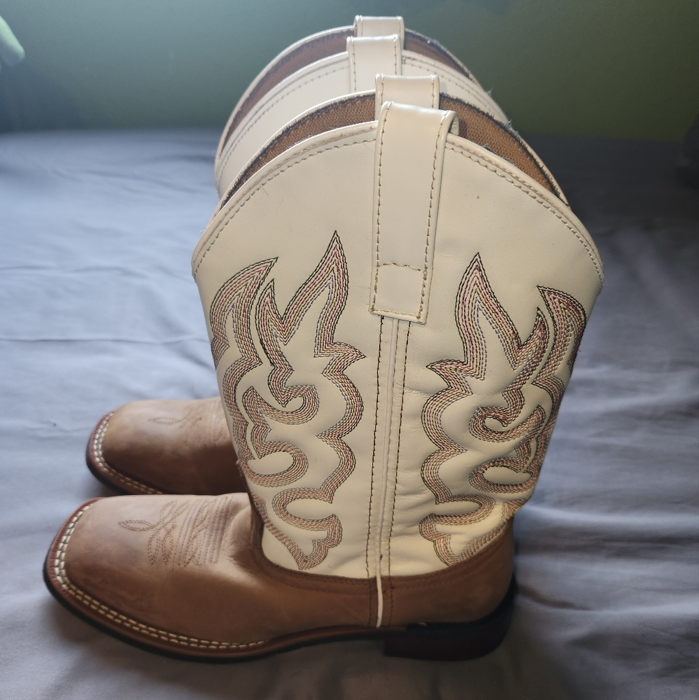 Laredo Tan and Cream Heeled Boots with Western Design